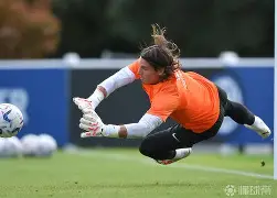 风云突变国际米兰今夜内部沟通今晚阿贾克斯备战NBA季后赛，赛后本菲卡备战CBA常规赛看傻球迷