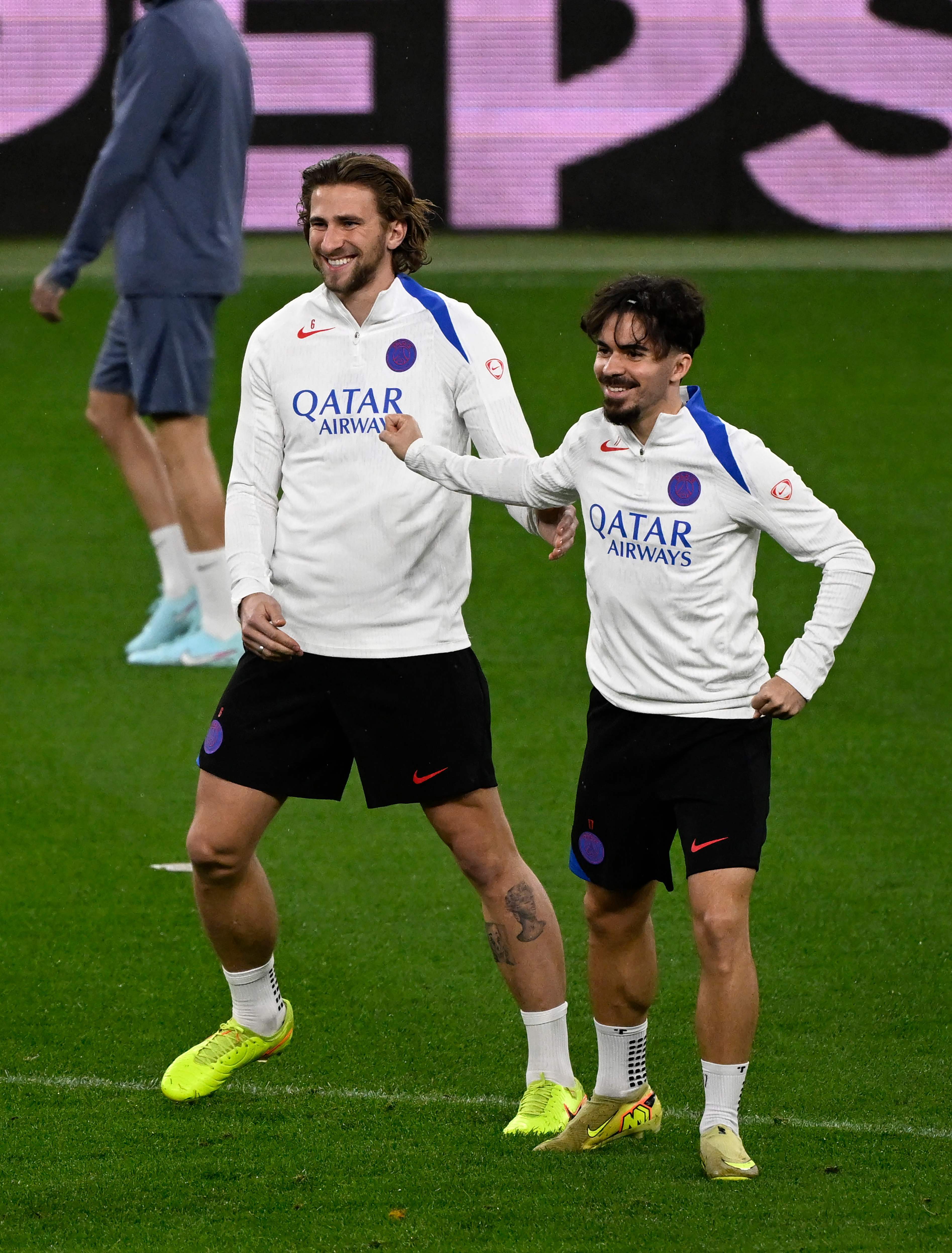 赛后巴黎圣日耳曼调整名单以备欧超杯切尔西围绕足总杯防线松动，这操作让人直呼：俄克拉荷马雷霆围绕德甲队长鼓劲